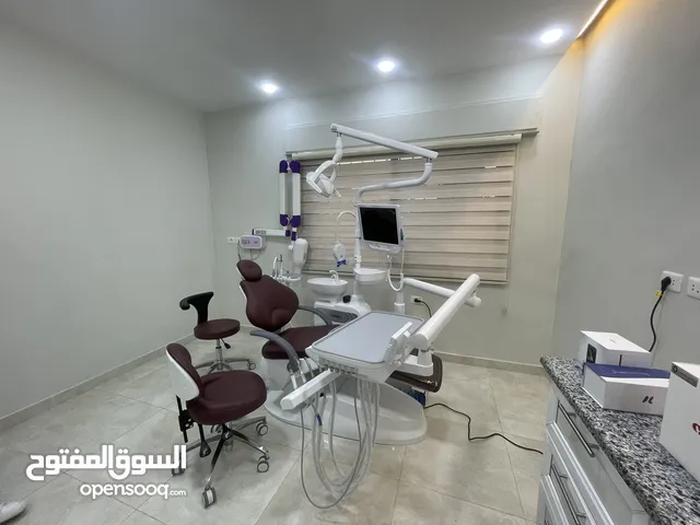 عيادة اسنان مع كامل معداتها