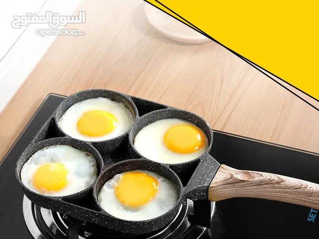 • مقلاة مطبخ مانعة للالتصاق ومقبض من الخشب. • Non-stick frying pan with wood handle.