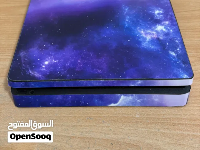 Ps4 slim جوده ممتازه مع شنطه جديده وكيبلات اصليه و جهاز تقليد جديد