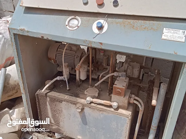 جك هيدروليكي الطول 3م تقريبا وهو مغلق يعمل كدفاش