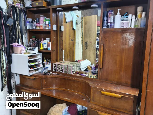 غرفة نوم مستعمل نظيفة وكبيرة تحتوي على 6 ابواب وملاحق السعر 500 الف دينار عراقي وبيها مجال