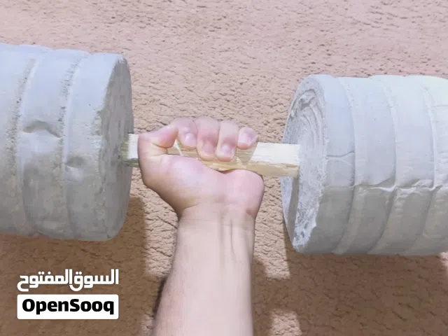 دمبلز مصنوع من ألاسمنت وعصاء خشبية متينه كما موضح فصور