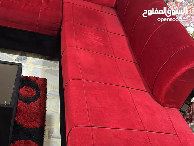 طقم كنب+سجادة++طاولات للبيع بحالة جيدة