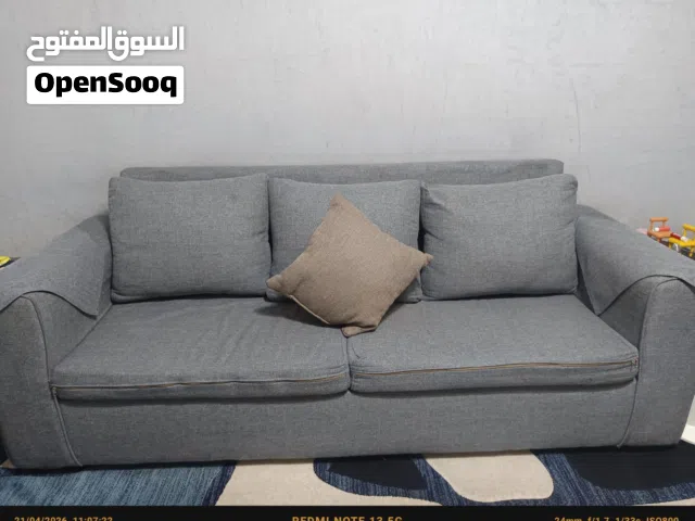 طقم كنب معيشة 7 مقاعد بحالة جيدة وطقم كنب صالون 9 مقاعد بحالة ممتازة للبيع بسعر مغري