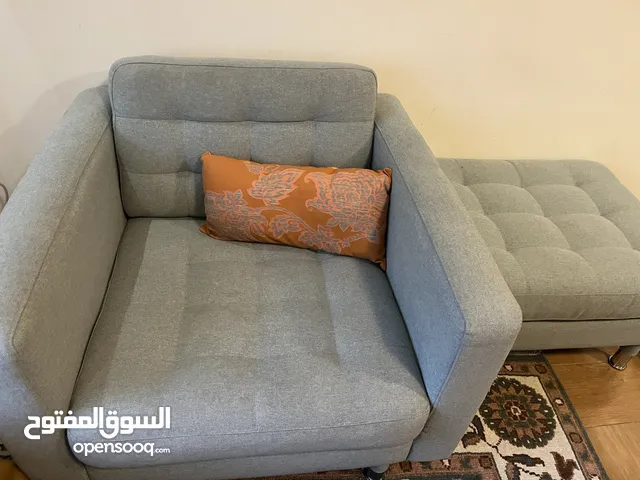 للبيع: كرسيين مع بفتين –