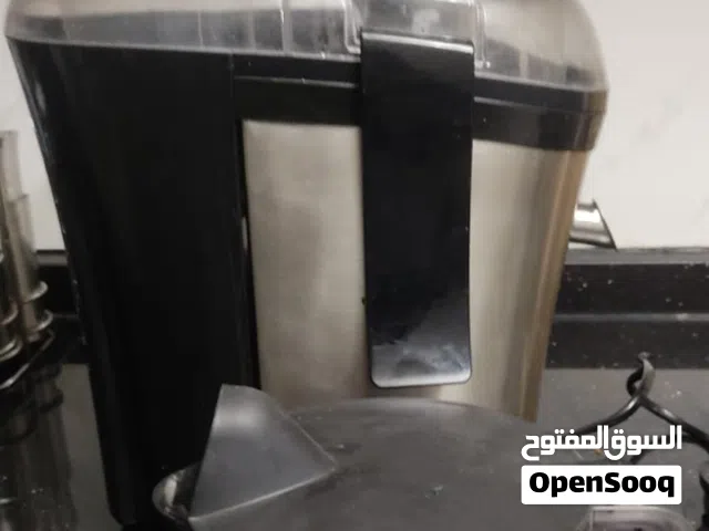 عصارة جزر المانية شبه صناعية ماركة بلاك اند ديكر قوية و سريعة وعاء داخلي للتفل