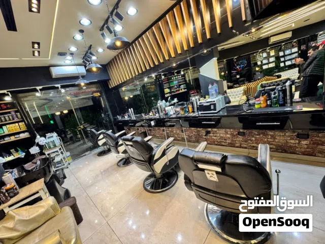 10 كراسي حلاقة فخمة للبيع بحالة ممتازة اسعمال بسيط. ومغسله عددد 2