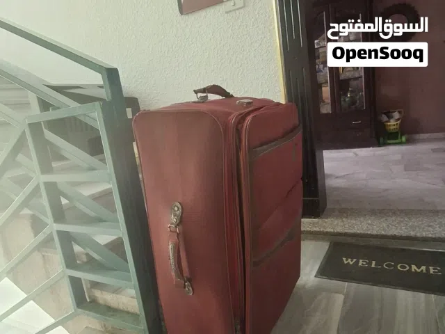 شنتة سفر كبيرة فيها فرط بزاوية واحدة ما بتأثر علاستخدام "علأكيد"حجم كبير و عملية جدا و قوية