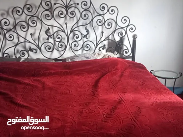تخت معدن اسود تفصيل الحجم الكبير