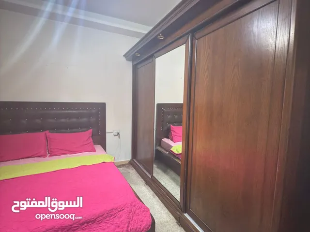 غرفه نوم تخت وخزانه وتسريحة و2 كومودينا ووحدة ادراج بدهم دهان خفيف خشب بلوط