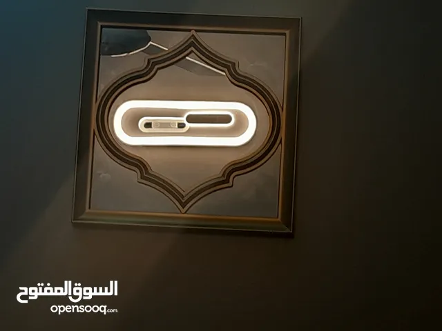 كهرباء عامة وشبكات الانترنت وأنظمة إنذار الحريق وكاميرات مراقبة