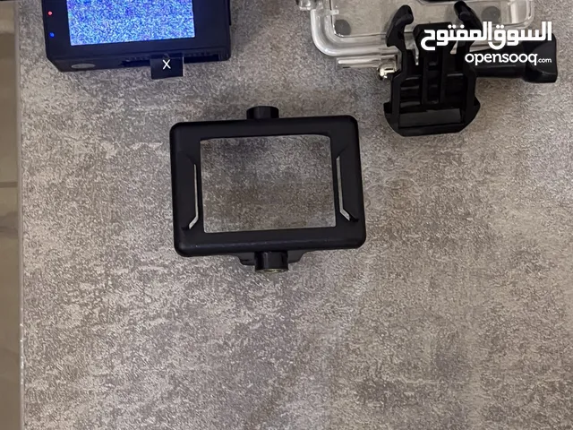 كاميرا ضد الماء مع الشاحن و ما ظاهر بالصور (خربانه الشاشه لكن من الواضح انها قابلة للتصليح).