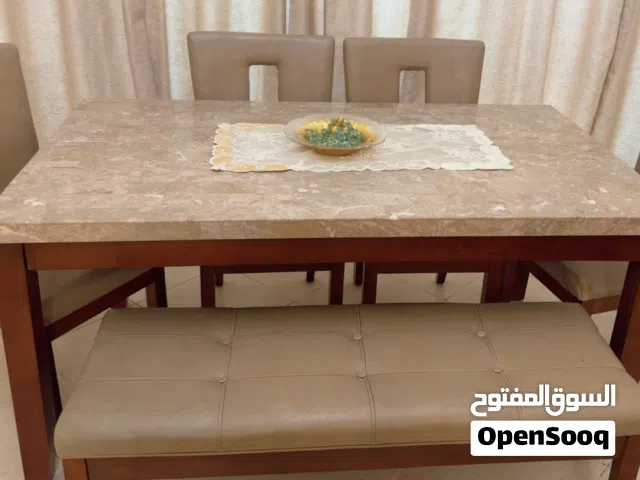 للبيع طاولة طعام مع الكراسي من هوم سنتر