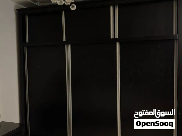 غرفة نوم كينج سايز  كاملة مع خزانة و تواليت و محلق  خشب مدهون