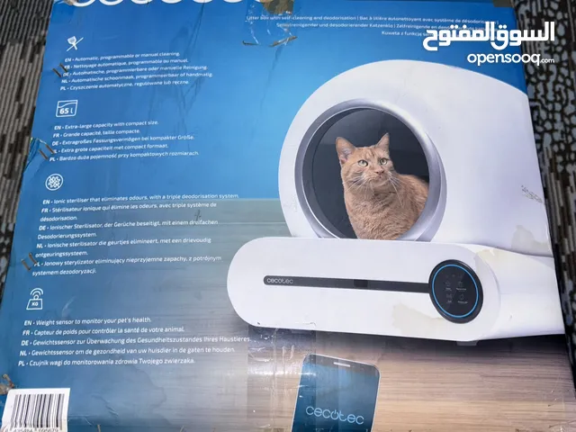 Smart self cleaning cat house