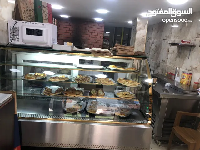 محل معجنات للبيع بكامل معداته