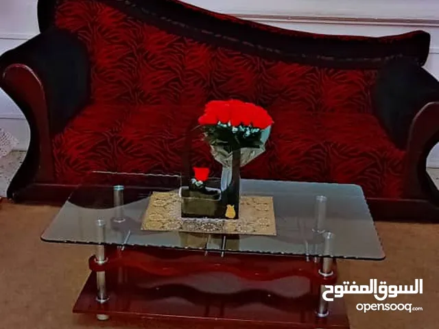 طقم جلوس جوز مفارد وثنائية وثلاثية مع طاولة زجاجيّة