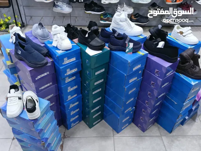 شروة أحذية جديد بعلبهم صيني ولادي وستاتي للبيع