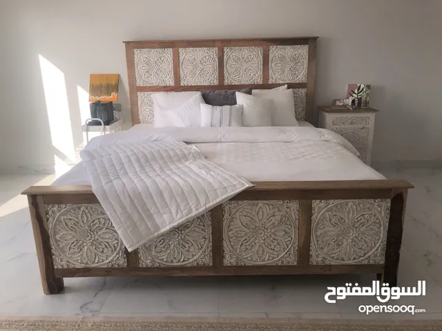 سرير ملكي فاخر مع طاولة جانبية – طراز هندي أصيل Luxurious King-Size Bed with Side Table