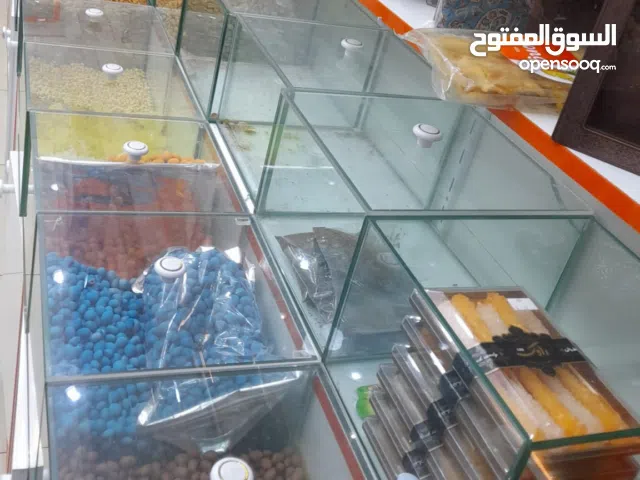 50 glass shelves like new 50 رفاً زجاجياً بحالة ممتازة