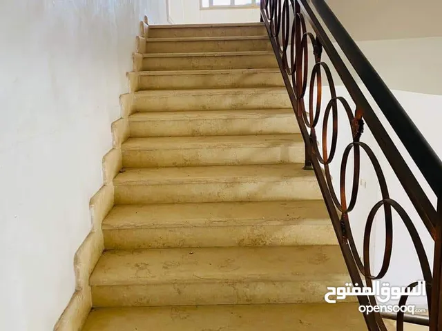 فيلا كبيرة واجهتين مع أماكن للتدريس للإيجار في السياحية بسعر ممتاز