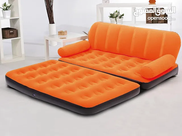 هذا كرسي قابل للنفخ يمكن استخدامه كسرير مفرد. This inflatable chair can be used as a single bed.