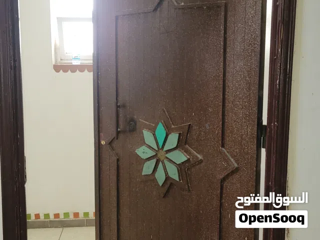 شقة في عمائر بنك سبأ - الاصبحي . امام مجمع الشلال