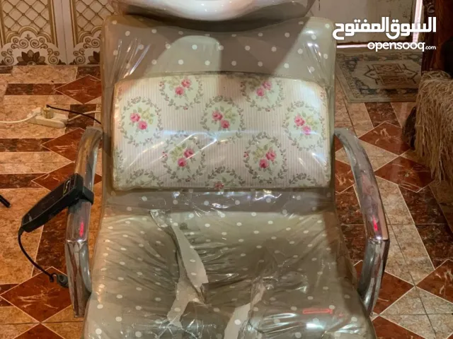 كرسي صالون ومغسلة مستخدم نظيف 90%  يوفر راحه للارجل   حجم كبير يتحمل اكبر وزن