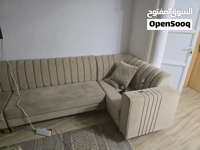 طقم كنب من غير خدوش مستعمل مدة 4 شهور فقط تفصيل جديد