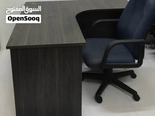 مكتب وكرسي دوار بحالة جيدة بسعر 20 دينار قابل للتفاوض