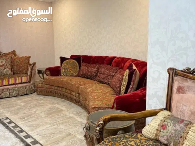 طقمين كنب كلاسيك ملكي فاخر (نظيف جداً) - ألوان ملكية - مجلس كامل للبيع