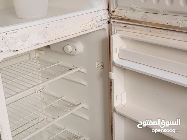 ثلاجه حجم وسط نظيفه