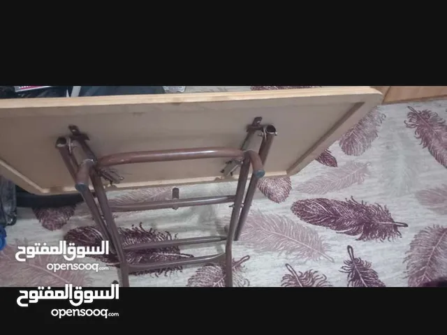 طاوله خشب وقواعدها حديد بتنطوى وبتنفرد وعليها فورمايكا فوق الخشب شبه جديده استخدام بسيط