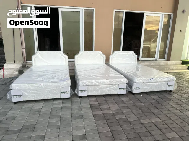 سرير نوم مع الدوشق