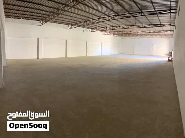 مخزن في شارع الألعاب والقرطاسية البيفي