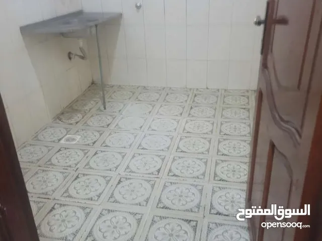 شارع تعز جولة دار سلم غرفتين وبلكونة