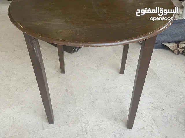 طاوله دائريه طويله وأربع كراسي معها