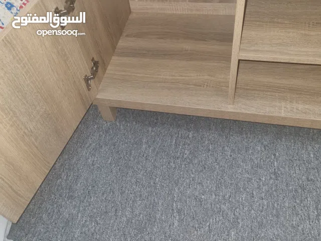 طاوله تلفازجديده  جدااا عمليه من الخشب  ولونها مناسب لمعلم الألوان ويمكن استخدامها اكتر من غرض