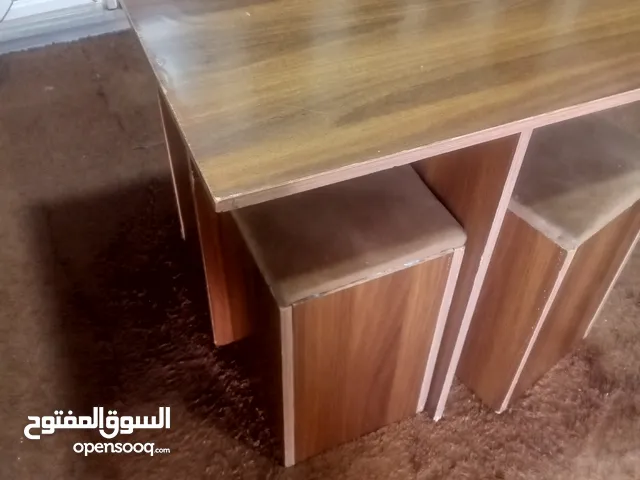طاولة مطبخ لتناول الطعام ارتفاع متر وعرض 80*80 مع اربع مقاعد ملاحظة قياستها بتختلف عن اللي عالفيس