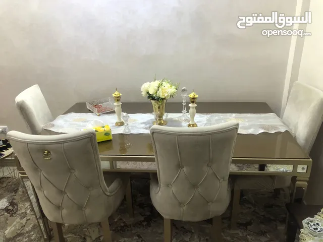 طاولة سفرة مرتبة استعمال بسيط بسعر مغري 170د
