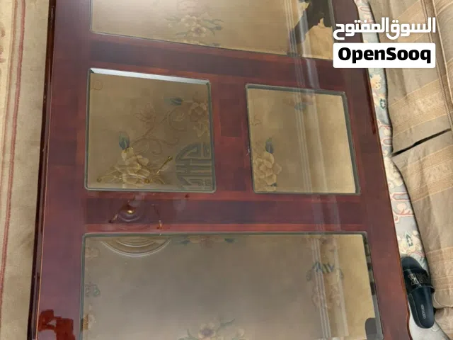طاولة وسط مع طاولتين جانبيتين بحالة ممتازة