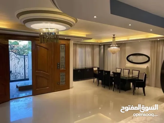 للبيع ڤيلا ستاند الون متشطبة بالفرش و التكيفات داخل كمباوند موقع مميز 5 دقائق لمدينتي البيع بالفرش