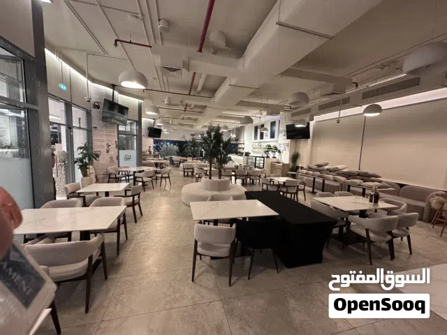 للبيع مطعم في الشارقه موقع ممتاز ع بحر الممزر المطعم مجهز بكل شيئ وديكور اخر طراز