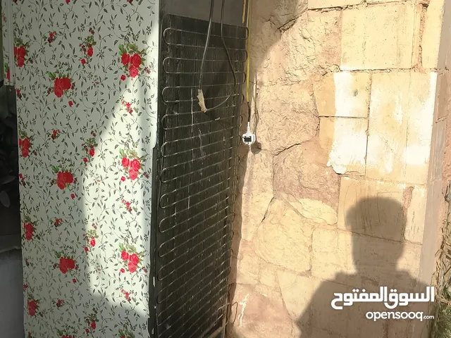 ثلاجة متوسطة الحجم مستعملة وبيها فريز من فوك للتجميد وسعة متوسطة الحجم تكفي عائلة كاملة