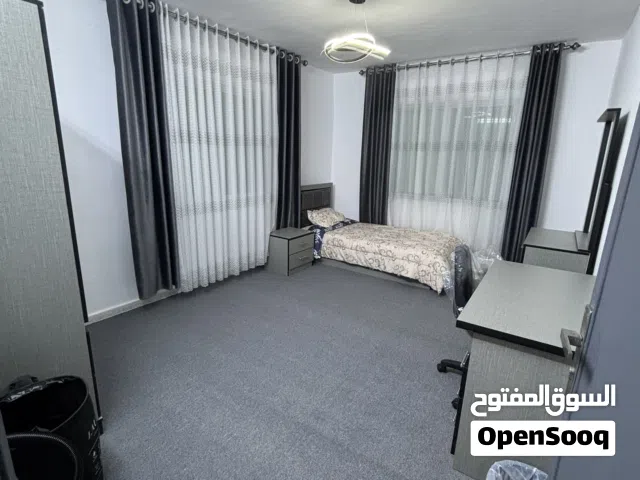 للطالبات، شقق مفروشه مشتركه (3 غرف وصاله ومطبخ وحمام) بالقرب من بوابه الاثار، لكل طالبه غرفه مستقله)