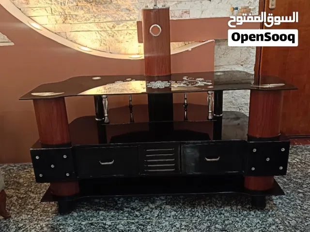 ميز بلازما خشبية مع أرفف زجاجية