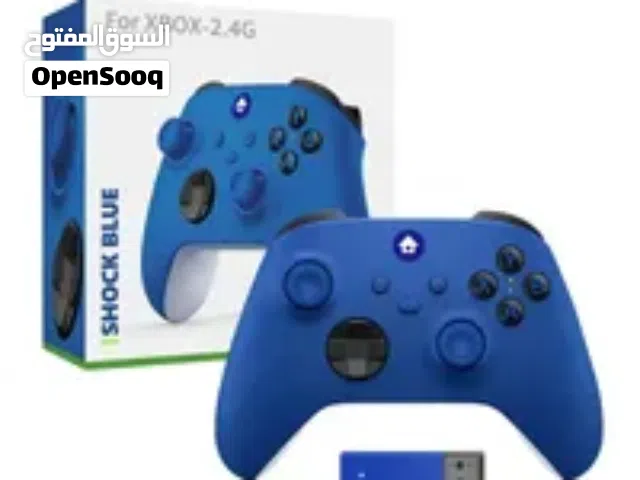 هذا المنتج هو جهاز تحكم لاسلكي مخصص لأجهزة Xbox والكمبيوتر باللون الأزرق الصادم (Shock Blue