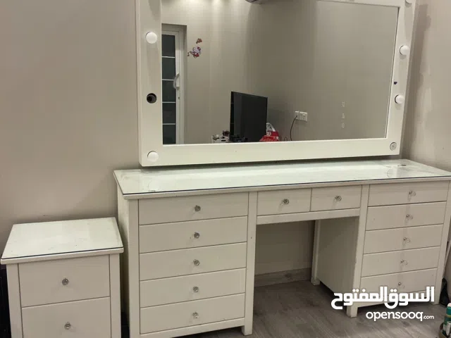 للبيع عدد 2 سرير و تسريحة و 2 ادراج جانبية