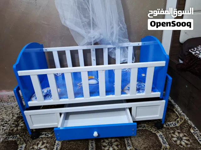 السلام عليكم عندي سرير جديد وكرسي اطفال هزاز وموسيقى ورجاج