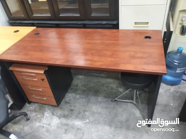 مكاتب بأحجام وأشكال مختلفه + كراسي متحركه للبيع ....................................................